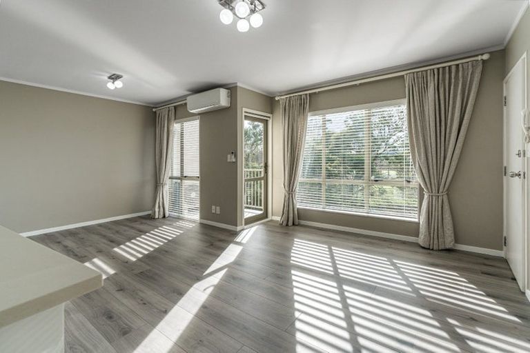 Photo of property in The Haven, 4/120 Beach Haven Road, Beach Haven, Auckland, 0626