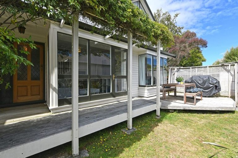 Photo of property in 15 Whirinaki Crescent, Heretaunga, Upper Hutt, 5018