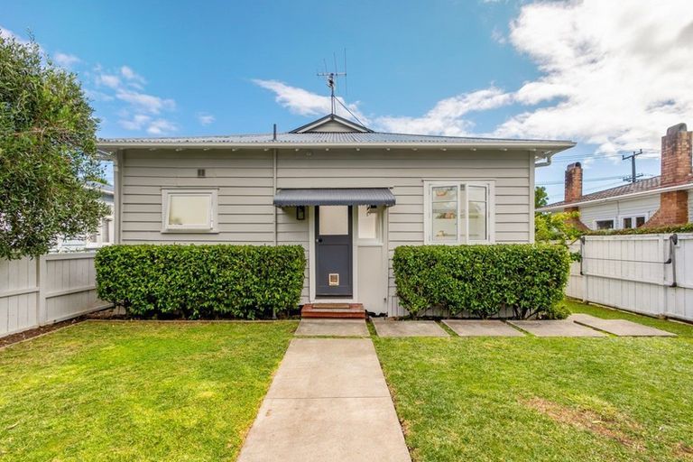 Photo of property in 14 Formby Avenue, Point Chevalier, Auckland, 1022