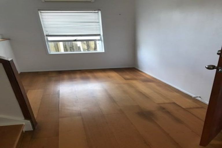 Photo of property in 1/32 Knightsbridge Drive, Forrest Hill, Auckland, 0620