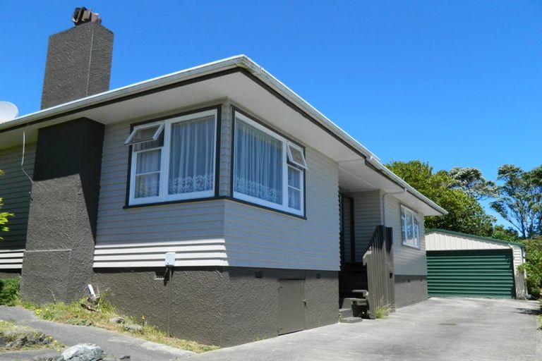 Photo of property in 26 Horokiwi Road West, Newlands, Wellington, 6037