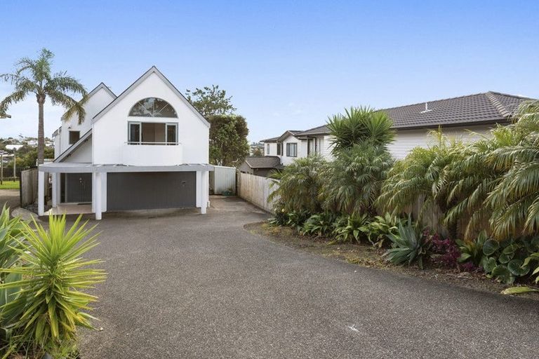Photo of property in 2/89 Knights Road, Rothesay Bay, Auckland, 0630
