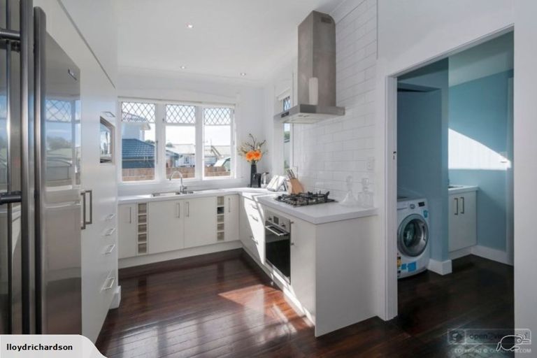 Photo of property in 39 Cambridge Terrace, Waiwhetu, Lower Hutt, 5010