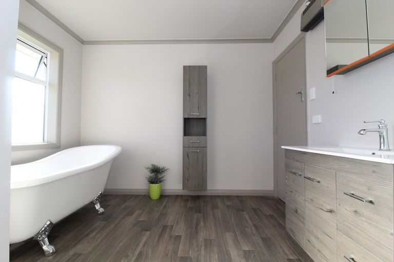 Photo of property in 30 Timaru Road, Waimate, 7924