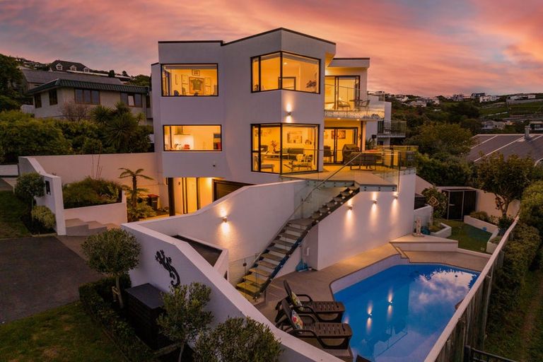 Photo of property in 2/60 Moncks Spur Road, Redcliffs, Christchurch, 8081