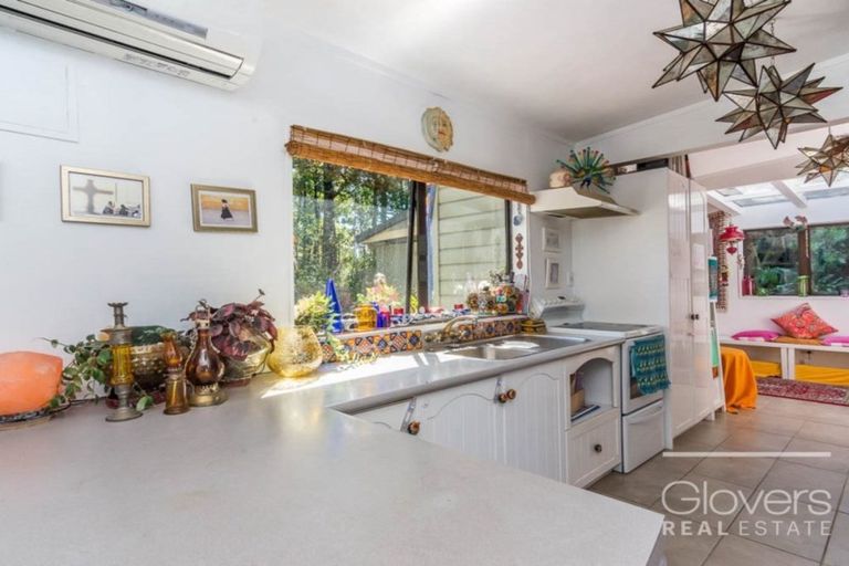 Photo of property in 60 Kauri Point Road, Laingholm, Auckland, 0604