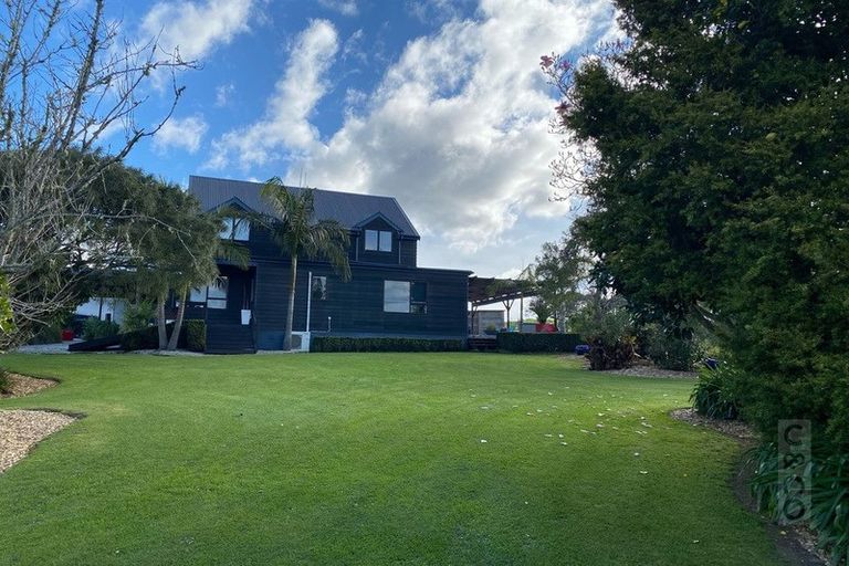 Photo of property in 206 Waitakere Road, Waitakere, Henderson, 0782