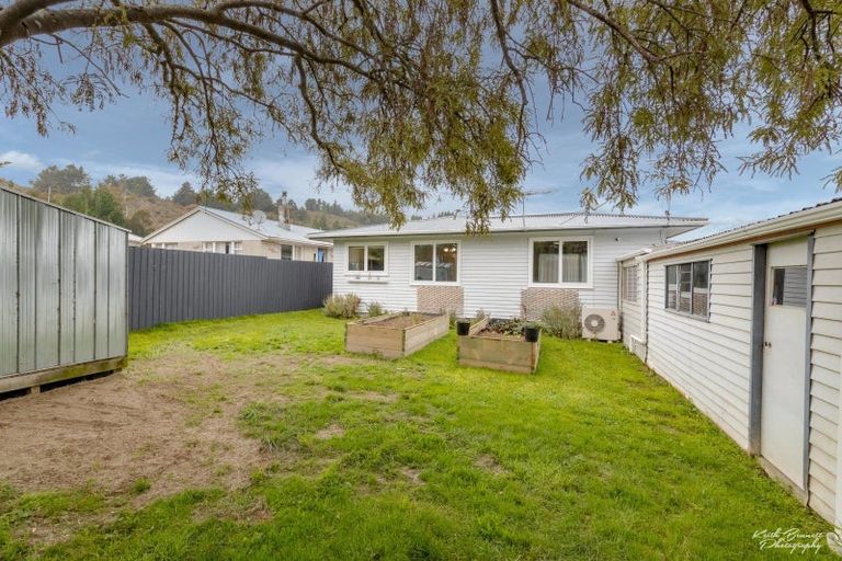 Photo of property in 14 Prestige Place, Maoribank, Upper Hutt, 5018