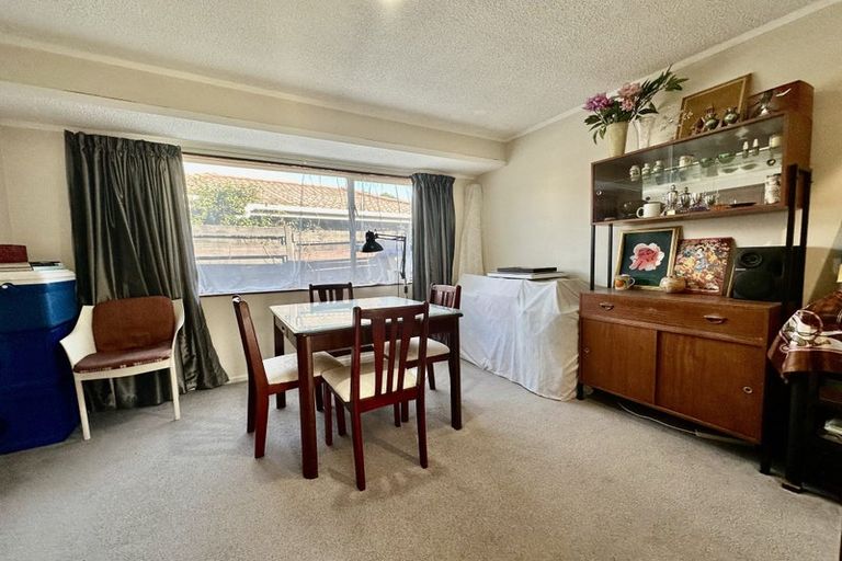 Photo of property in 32 Borrowdace Avenue, Botany Downs, Auckland, 2010