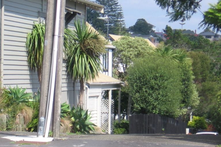 Photo of property in 1/28 Mahara Avenue, Birkenhead, Auckland, 0626