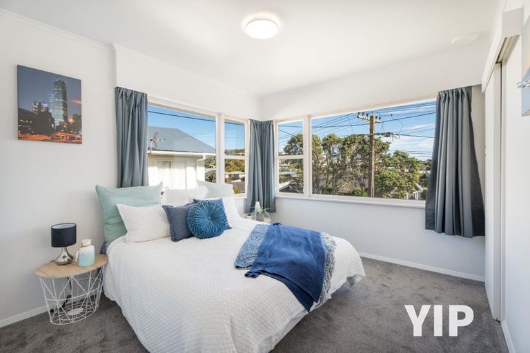 Photo of property in 22 Longcroft Terrace, Newlands, Wellington, 6037