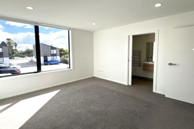 Photo of property in 14/12 Tawa Road, Te Atatu Peninsula, Auckland, 0610