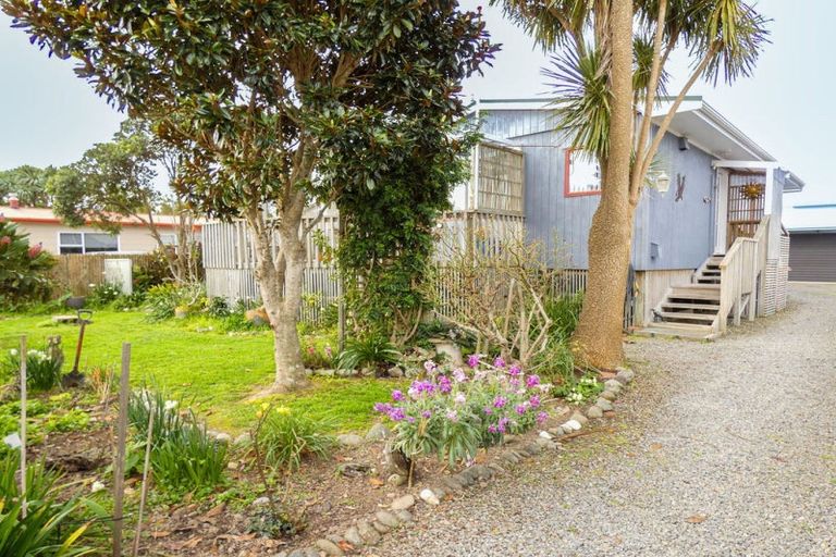 Photo of property in 5 Te Whena Street, Otaki Beach, Otaki, 5512