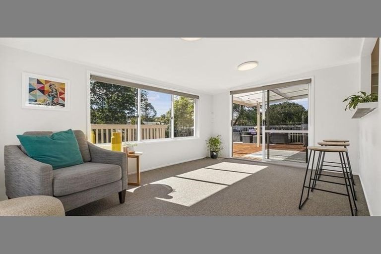 Photo of property in 24 La Rosa Street, Green Bay, Auckland, 0604