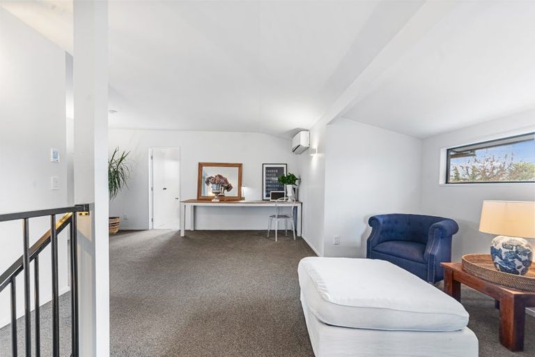 Photo of property in 100 Gardiners Road, Harewood, Christchurch, 8051