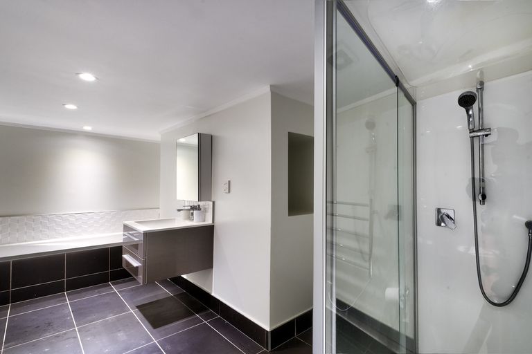 Photo of property in 124 Tiroroa Avenue, Te Atatu South, Auckland, 0610