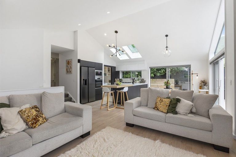 Photo of property in 111a Breaker Bay Road, Breaker Bay, Wellington, 6022