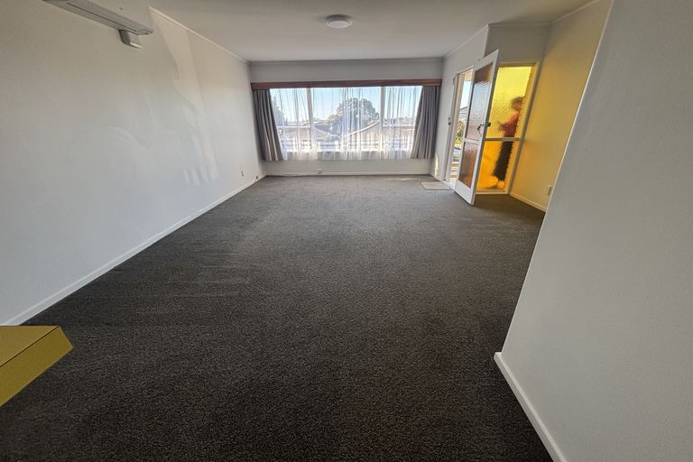 Photo of property in 3/2 Longbill Place, Glendene, Auckland, 0602