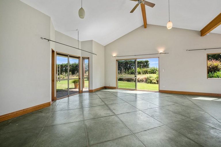 Photo of property in 10 Merewhira Road, Paremoremo, Albany, 0793