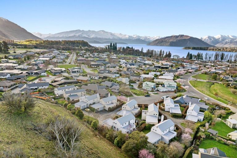 Photo of property in 13 Meadowbrook Place, Wanaka, 9305