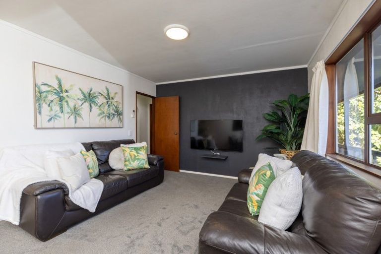 Photo of property in 30a Kakariki Grove, Waikanae, 5036