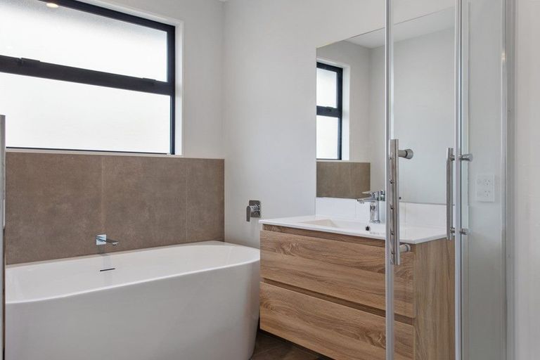 Photo of property in 29 Woodford Avenue, Woodend, 7610