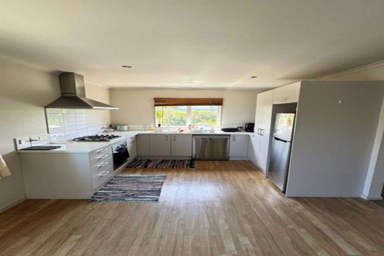 Photo of property in 50a Miles Crescent, Newlands, Wellington, 6037