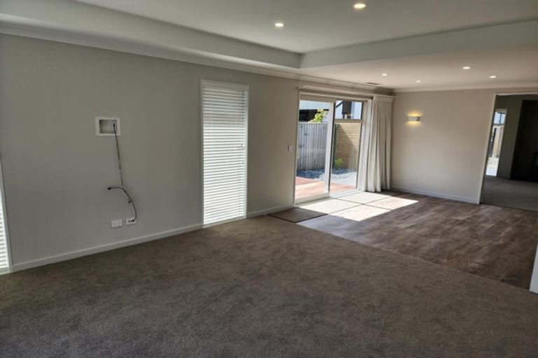 Photo of property in 5 Old Stone Lane, Cracroft, Christchurch, 8022