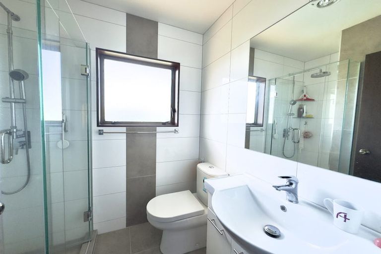 Photo of property in 3 Murano Place, Chatswood, Auckland, 0626