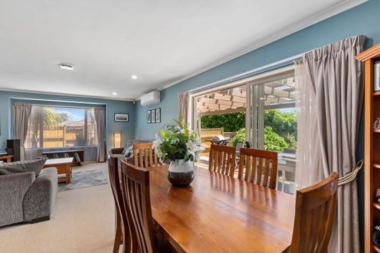 Photo of property in 14 Greta Banks Place, Wattle Downs, Auckland, 2103