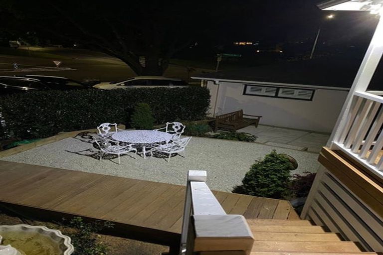 Photo of property in 1/2 Heathcote Road, Castor Bay, Auckland, 0620