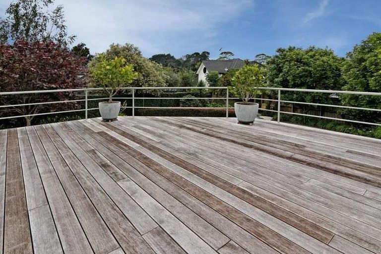 Photo of property in 13 La Roche Place, Northcote, Auckland, 0627