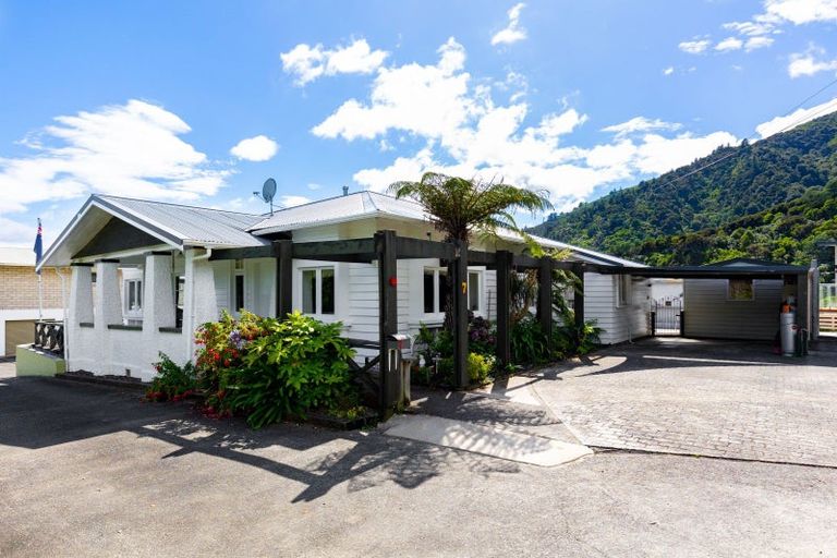 Photo of property in 7 Broadway, Picton, 7220
