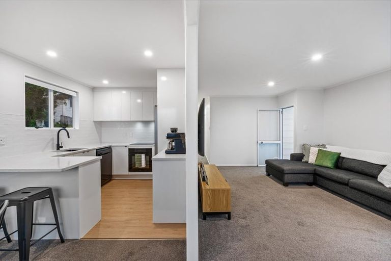 Photo of property in 24 Halloran Place, Massey, Auckland, 0614