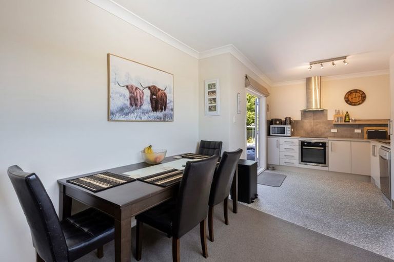 Photo of property in 8 Lyndfield Lane, Newlands, Wellington, 6037