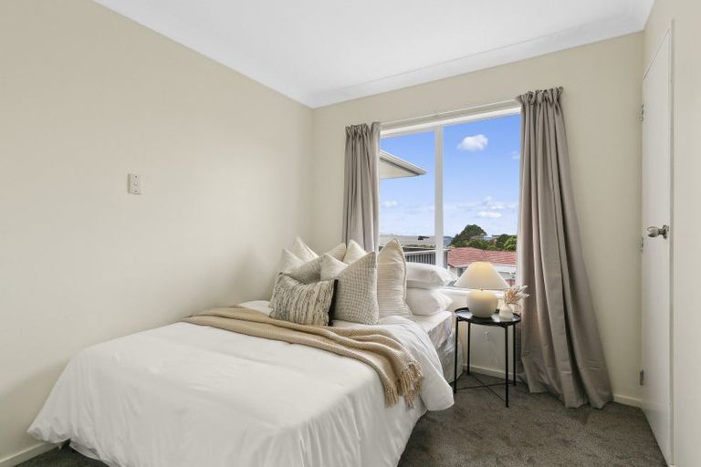 Photo of property in 17 Cheltenham Terrace, Newlands, Wellington, 6037