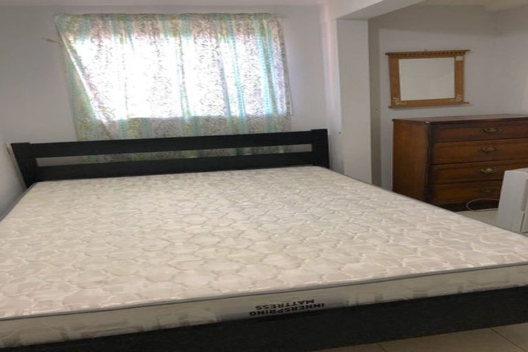 Photo of property in 2/68 Pupuke Road, Hillcrest, Auckland, 0627