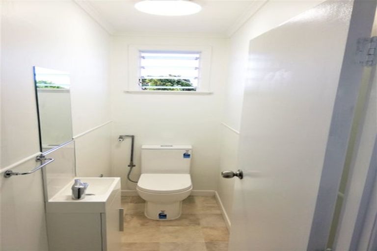 Photo of property in 42 Woodford Avenue, Henderson, Auckland, 0610