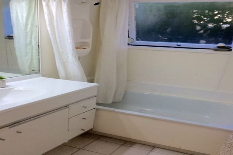 Photo of property in 13 Rossmore Terrace, Murrays Bay, Auckland, 0630