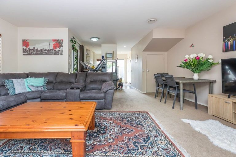 Photo of property in The Grange, 2/92 Bush Road, Albany, Auckland, 0632