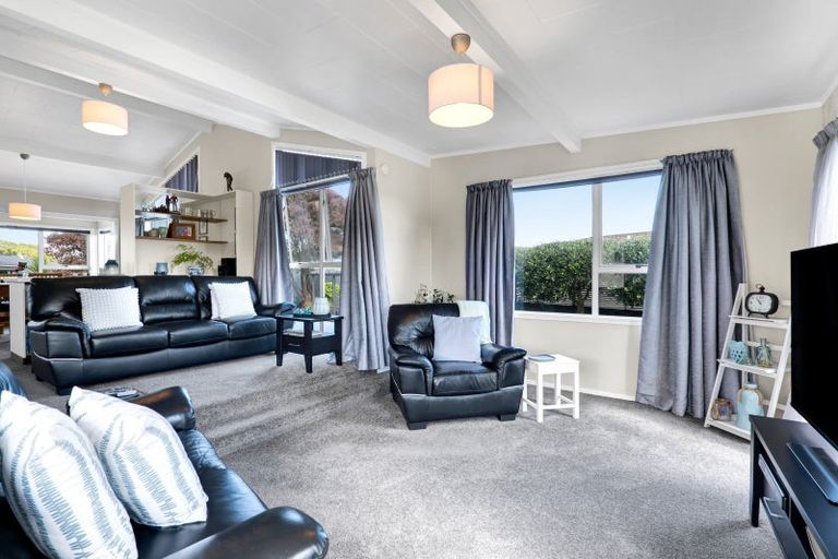 Photo of property in 15 Leon Place, Waitara, 4320