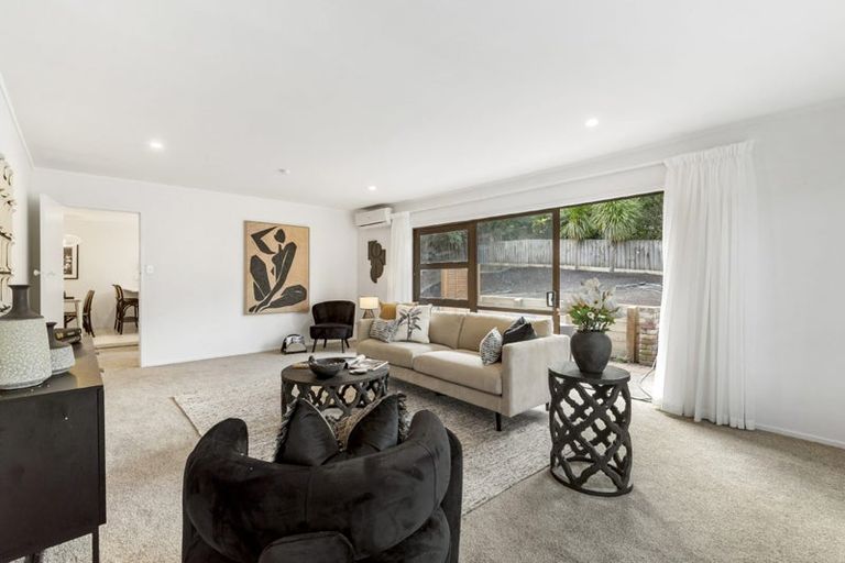 Photo of property in 2/7 Tallington Crescent, Torbay, Auckland, 0630