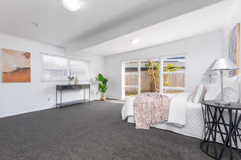 Photo of property in 12 Ashbourne Place, Glendene, Auckland, 0602