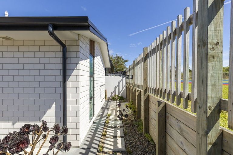 Photo of property in 10 Mackillop Way, Brooklands, New Plymouth, 4310