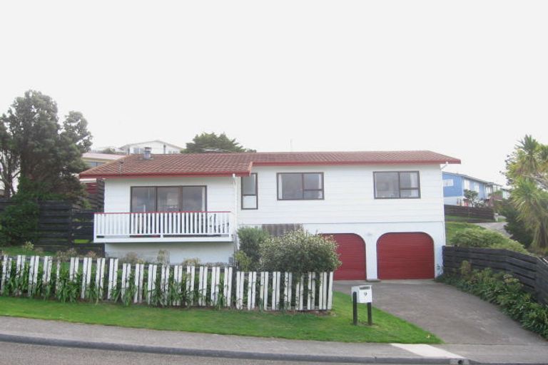 Photo of property in 9 Sunhaven Drive, Newlands, Wellington, 6037