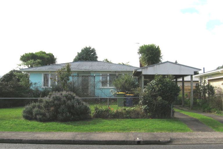 Photo of property in 1/5 Stokes Avenue, Te Atatu Peninsula, Auckland, 0610