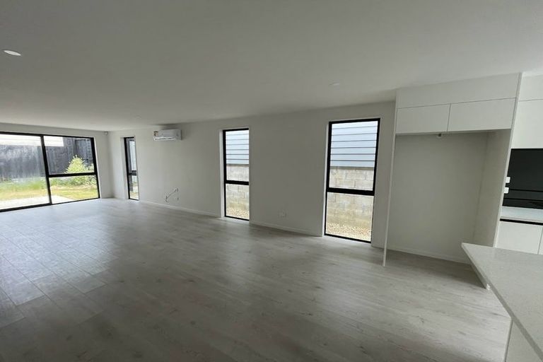 Photo of property in 8/101 Hobsonville Road, West Harbour, Auckland, 0618