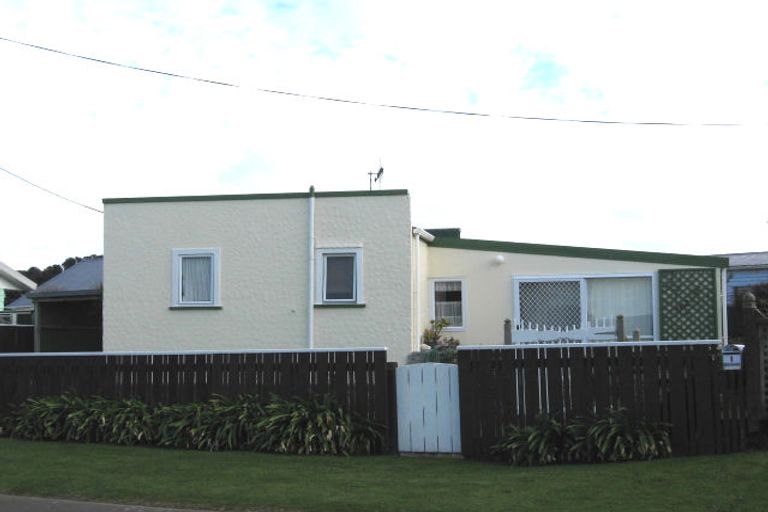 Photo of property in 1 Kamahi Street, Castlecliff, Whanganui, 4501