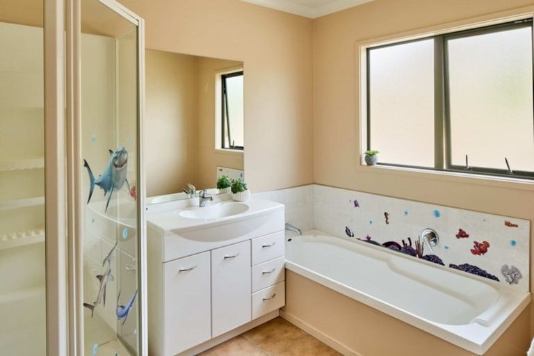 Photo of property in 9 Aspiring Terrace, Aotea, Porirua, 5024