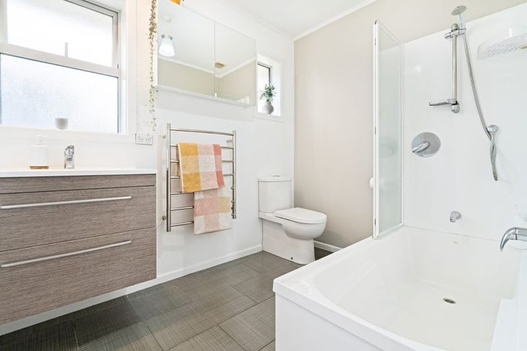 Photo of property in 71 Wallace Road, Mangere Bridge, Auckland, 2022